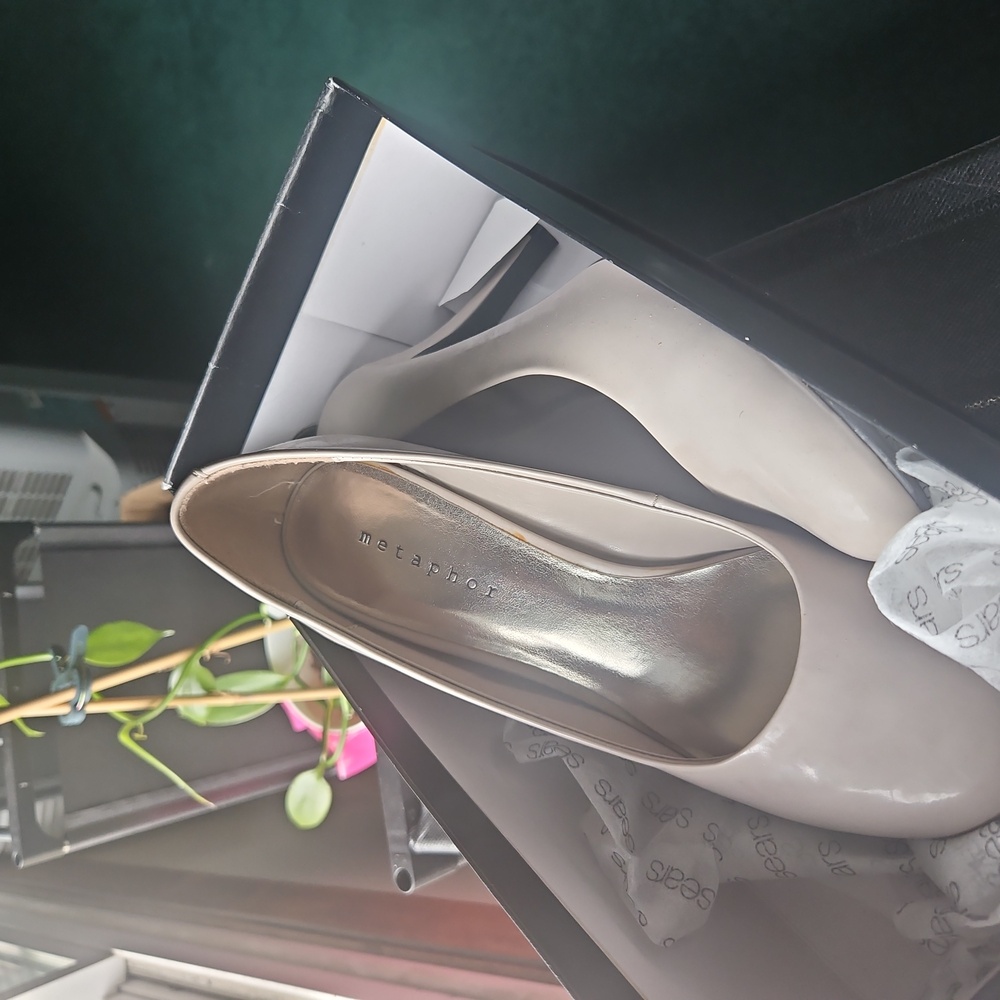 Metaphor Women's Beige Heels